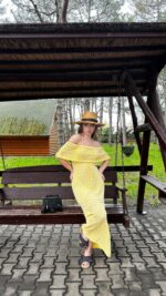 Женское Длинное Желтое Платье Макси Ажурной Вязки с Открытыми Плечами и Завязкой на Талии