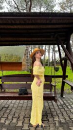 Женское Длинное Желтое Платье Макси Ажурной Вязки с Открытыми Плечами и Завязкой на Талии