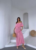 Женское Длинное Розовое Платье Макси Ажурной Вязки с Открытыми Плечами и Завязкой на Талии