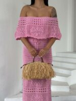 Женское Длинное Розовое Платье Макси Ажурной Вязки с Открытыми Плечами и Завязкой на Талии