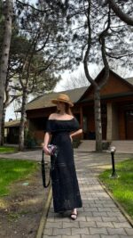 Женское Длинное Черное Платье Макси Ажурной Вязки с Открытыми Плечами и Завязкой на Талии