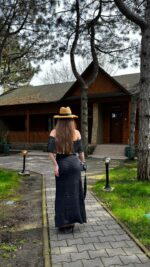 Женское Длинное Черное Платье Макси Ажурной Вязки с Открытыми Плечами и Завязкой на Талии