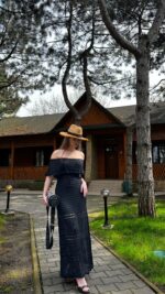 Женское Длинное Черное Платье Макси Ажурной Вязки с Открытыми Плечами и Завязкой на Талии