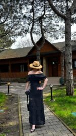 Женское Длинное Черное Платье Макси Ажурной Вязки с Открытыми Плечами и Завязкой на Талии