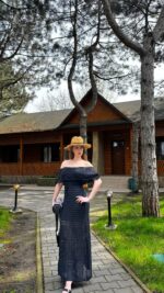 Женское Длинное Черное Платье Макси Ажурной Вязки с Открытыми Плечами и Завязкой на Талии