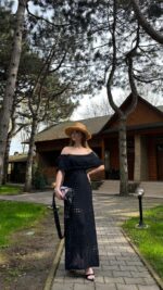 Женское Длинное Черное Платье Макси Ажурной Вязки с Открытыми Плечами и Завязкой на Талии