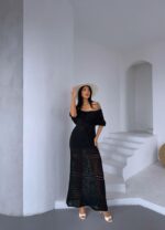 Женское Длинное Черное Платье Макси Ажурной Вязки с Открытыми Плечами и Завязкой на Талии