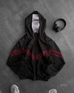 Мужская Легкая Черная Ветровка на Молнии с Бордовой Полоской и Трещинами