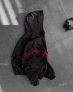 Мужская Легкая Черная Ветровка на Молнии с Бордовой Полоской и Трещинами