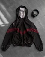 Мужская Легкая Черная Ветровка на Молнии с Бордовой Полоской и Трещинами