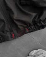 Мужская Легкая Черная Ветровка на Молнии с Бордовой Полоской и Трещинами