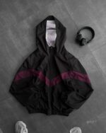 Мужская Легкая Черная Ветровка на Молнии с Фиолетовой Полоской и Трещинами