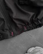 Мужская Легкая Черная Ветровка на Молнии с Фиолетовой Полоской и Трещинами