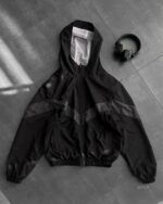 Мужская Легкая Черная Ветровка на Молнии с Графитовой Полоской и Трещинами