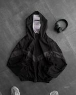 Мужская Легкая Черная Ветровка на Молнии с Графитовой Полоской и Трещинами