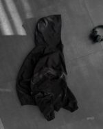 Мужская Легкая Черная Ветровка на Молнии с Графитовой Полоской и Трещинами