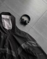 Мужская Легкая Черная Ветровка на Молнии с Графитовой Полоской и Трещинами