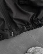 Мужская Легкая Черная Ветровка на Молнии с Графитовой Полоской и Трещинами