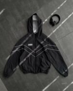 Мужская Свободная Графитовая Ветровка на Молнии с Капюшоном и Белыми Полосками