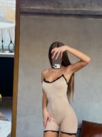 Женский Сулуэтный Бежевый Комбинезон Шортами на Бретелях с Кружевом