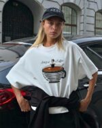 Женская Объемная Белая Футболка Оверсайз с Принтом Кофе