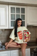 Женская Объемная Желтая Футболка Оверсайз с Принтом Клубника