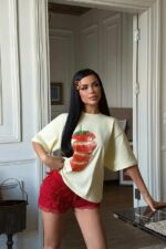 Женская Объемная Желтая Футболка Оверсайз с Принтом Клубника