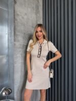 Женское Трикотажное Короткое Бежевое Платье Поло в Широкий Рубчик с Окантовкой