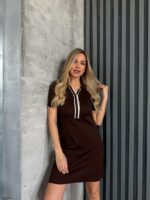 Женское Трикотажное Короткое Коричневое Платье Поло в Широкий Рубчик с Окантовкой