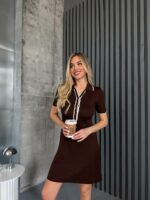 Женское Трикотажное Короткое Коричневое Платье Поло в Широкий Рубчик с Окантовкой