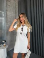 Женское Трикотажное Короткое Белое Платье Поло в Широкий Рубчик с Окантовкой