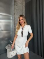 Женское Трикотажное Короткое Белое Платье Поло в Широкий Рубчик с Окантовкой