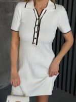 Женское Трикотажное Короткое Белое Платье Поло в Широкий Рубчик с Окантовкой