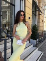 Женское Длинное Трикотажное Желтое Платье Халтер в Рубчик