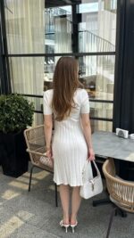 Женское Трикотажное Белое Платье Поло Миди с Короткими Рукавами на Пуговицах
