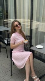 Женское Трикотажное Розовое Платье Поло Миди с Короткими Рукавами на Пуговицах