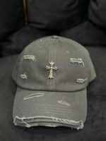 Женская Серая Рваная Кепка с Крестом