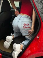 Женские Свободные Широкие Голубые Джинсы Рваные Сзади с Вышивкой