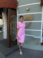 Женское Приталенное Розовое Платье Поло до Колен с Рюшами и Короткими Рукавами