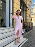 Женское Приталенное Розовое Платье Миди на Поговицах с Короткими Рукавами и Разрезом