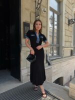 Женское Длинное Приталенное Черное Платье с Короткими Рукавами и Джинсовыми Вставками