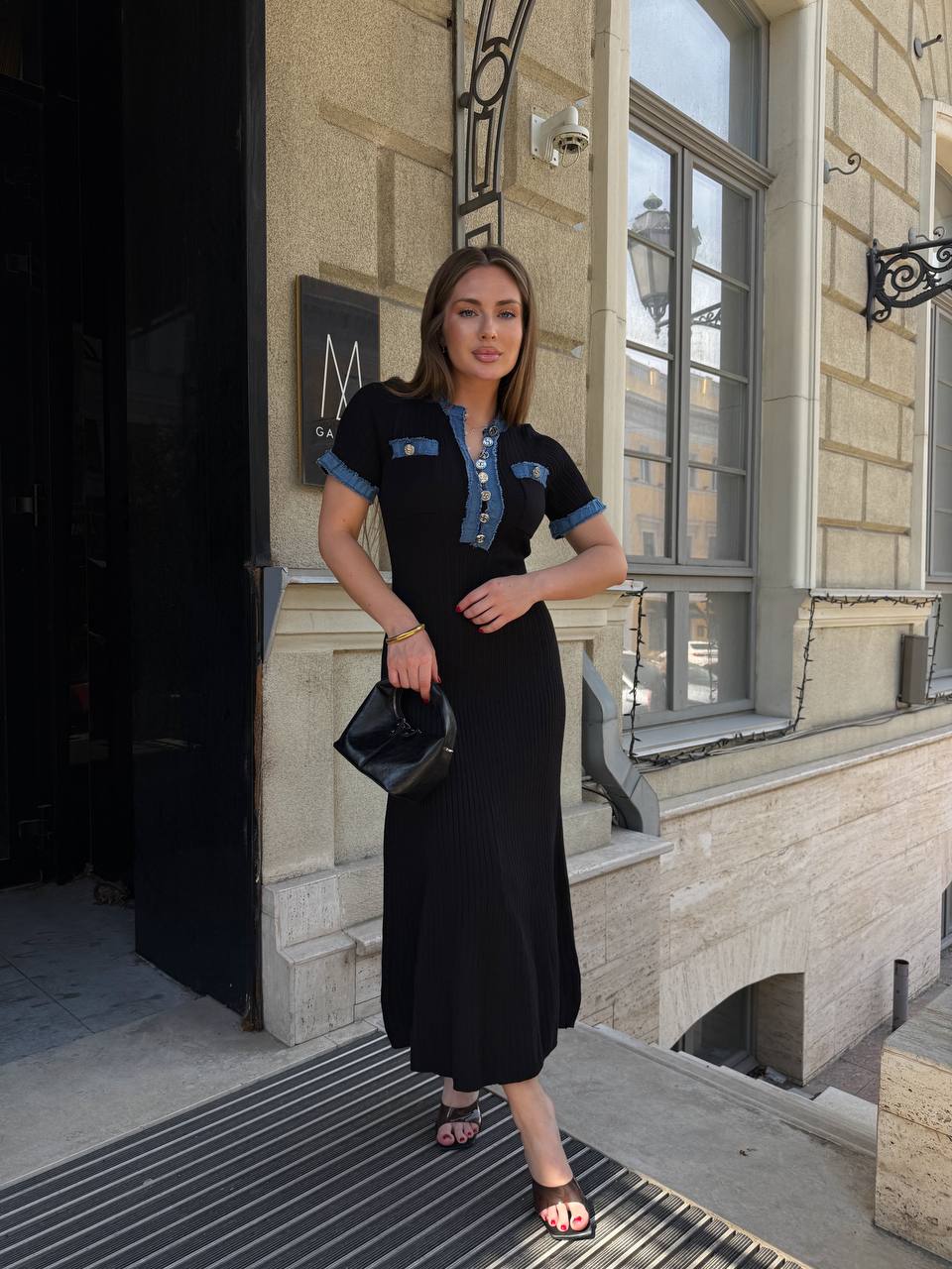 photo_2026-06-03_12-17-44 Женское Длинное Приталенное Черное Платье с Короткими Рукавами и Джинсовыми Вставками