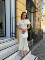 Женское Текстурное Ажурное Длинное Приталенное Белое Платье с Короткими Рукавами