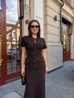 Женское Текстурное Ажурное Длинное Приталенное Коричневое Платье с Короткими Рукавами