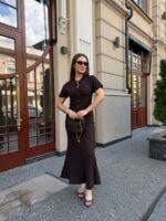 Женское Текстурное Ажурное Длинное Приталенное Коричневое Платье с Короткими Рукавами