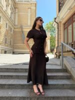 Женское Текстурное Ажурное Длинное Приталенное Коричневое Платье с Короткими Рукавами