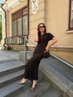Женское Текстурное Ажурное Длинное Приталенное Коричневое Платье с Короткими Рукавами