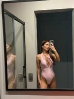 Женский Сдельный Спортивный Розовый Купальник на Молнии с Вырезом на Спине