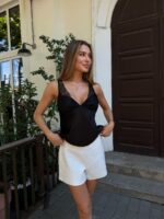 Женская Атласная Черная Майка с Кружевом и Глубоким Вырезом Декольте