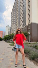 Женская Асимметричная Удлиненная Красная Футболка Оверсайз с Кружевом по Краям